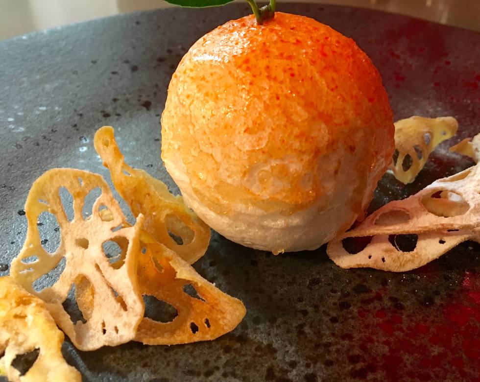 Merengue escalfado, granito lichi, puré de mango, sorbete de naranja y raíces de loto  CAPEL