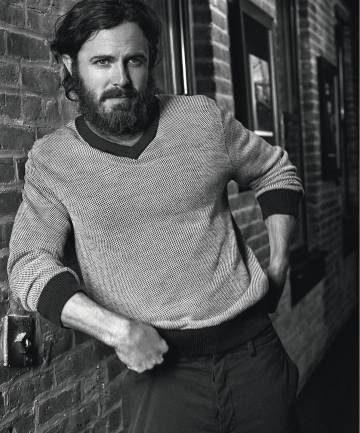Casey Affleck viste suéter Brooks Brothers, camiseta Diesel y pantalón Valentino.