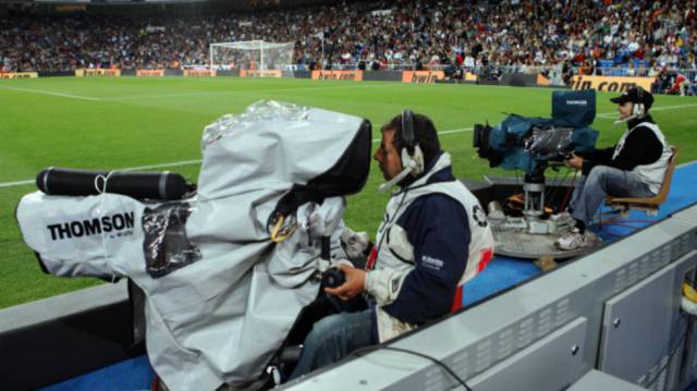 Cámaras para la retransmisión de un partido de fútbol.