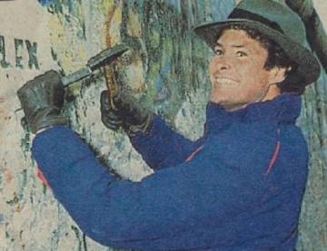 Junto al muro de Berlín. Junto al muro de Berlín.