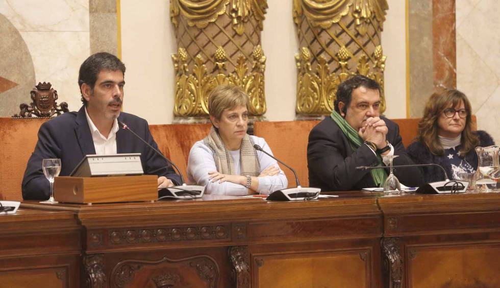 L'alcalde donostiarra, Eneko Goia (esquerra), pren la paraula en el ple que ha votat la concessió del Tambor d'Or.