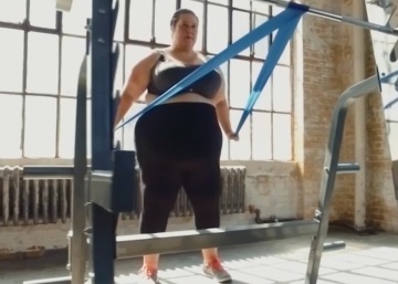 Su nombre es Krista Henderson y su cuerpo de (mucho) más de 100 kilos está cambiando el juego