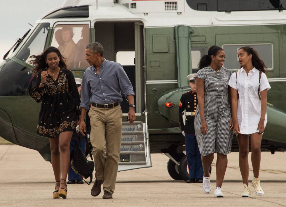 La familia Obama al completo, en agosto pasado en la base aérea de cabo Cod en Massashusetts.