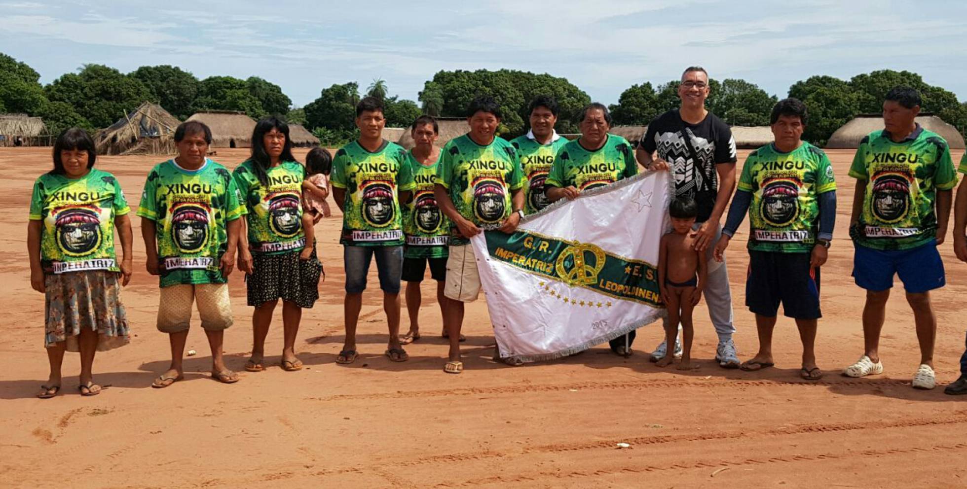 Miembros de la tribu Xingú con la bandera de la escuela de samba Emperatriz Leopoldinense Miembros de la tribu Xingú con la bandera de la escuela de samba Emperatriz Leopoldinense
