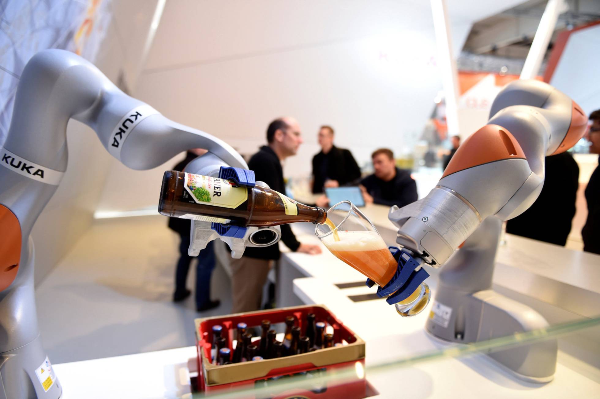Robots de la marca Kuka sirviendo una cerveza en un congreso celebrado en Hanover. Robots de la marca Kuka sirviendo una cerveza en un congreso celebrado en Hanover.