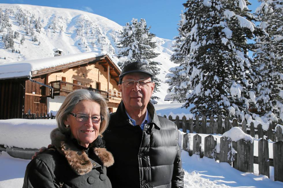 Schwab, con su esposa, Hilde, en una imagen de 2015 tomada en el valle del Sertig, en Davos, donde se casaron.