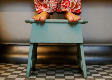 La razón por la que debe poner un taburete en su baño (aunque no tenga niños) La razón por la que debe poner un taburete en su baño (aunque no tenga niños)