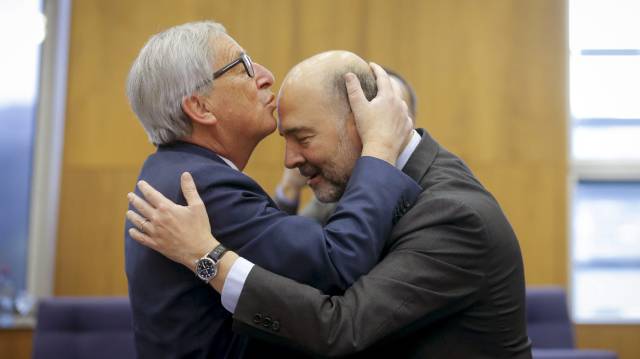 Juncker besa en la frente a Moscovici.