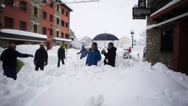 Labores de limpieza de la nieve en Benasque (Huesca). Labores de limpieza de la nieve en Benasque (Huesca).