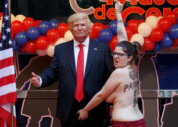 Acto de presentación de la figura de Donald Trump en el Museo de Cera de Madrid en el que ha mostrado sus pechos una activista de Femen.