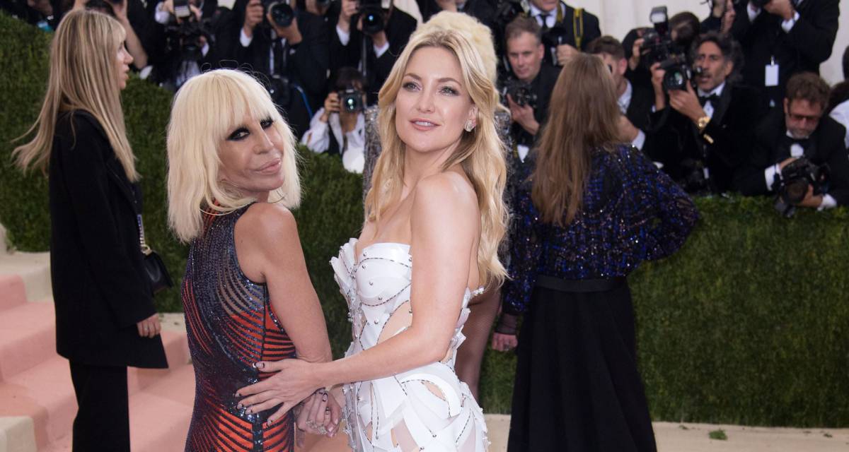 Kate Hudson y Donatella Versace en la exposición del Met 2016. Kate Hudson y Donatella Versace en la exposición del Met 2016.