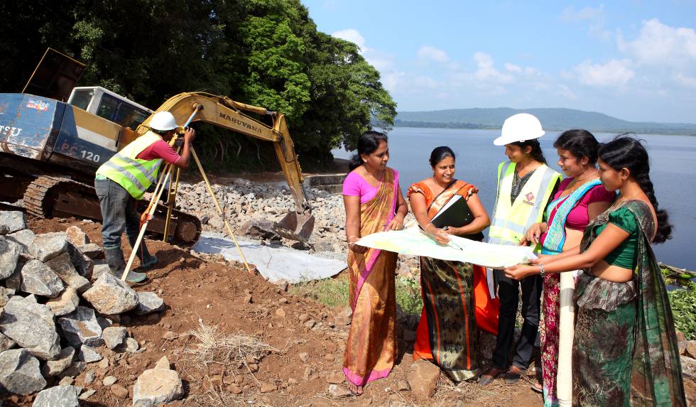 Construcción de una presa en Sri Lanka. Los datos de género son clave para avanzar en la inclusión de las mujeres en todas las esferas de la vida económica y social.
