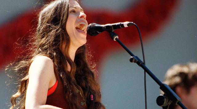 Alanis Morissette, durante una actuación. Alanis Morissette, durante una actuación.