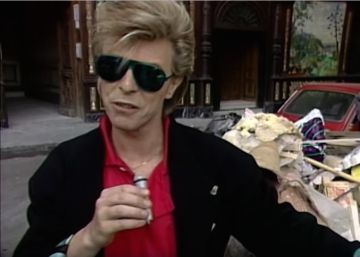 David Bowie tomándose una 'relaxing beer' en la Plaza Mayor de Madrid