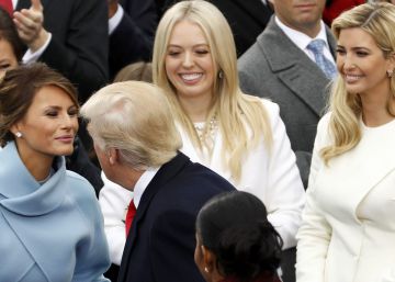 Donald Trump besa a su esposa en presencia de sus hijas.