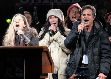 Natalie Merchant, Cher y Mark Ruffalo, en la protesta contra Trump