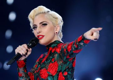 A última excentricidade de Lady Gaga: cantar num telhado