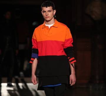 Riccardo Tisci ha presentado su colección para Givenchy más amable hasta la fecha. Por ejemplo, este polo de rugby con grandes botones de aspecto infantil.