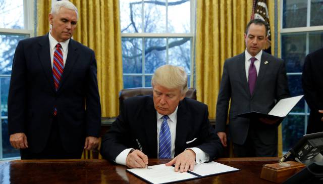 Trump firma el decreto de retirada.