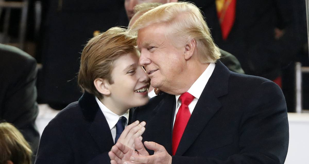 Donald Trump junto a su hijo, Barron Trump, durante la investidura presidencial del pasado viernes. Donald Trump junto a su hijo, Barron Trump, durante la investidura presidencial del pasado viernes.