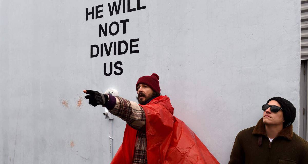 Shia LaBeouf, fuera del Museum of the Moving Image, donde ha colocado la instalación Él no nos dividirá. Shia LaBeouf, fuera del Museum of the Moving Image, donde ha colocado la instalación Él no nos dividirá.