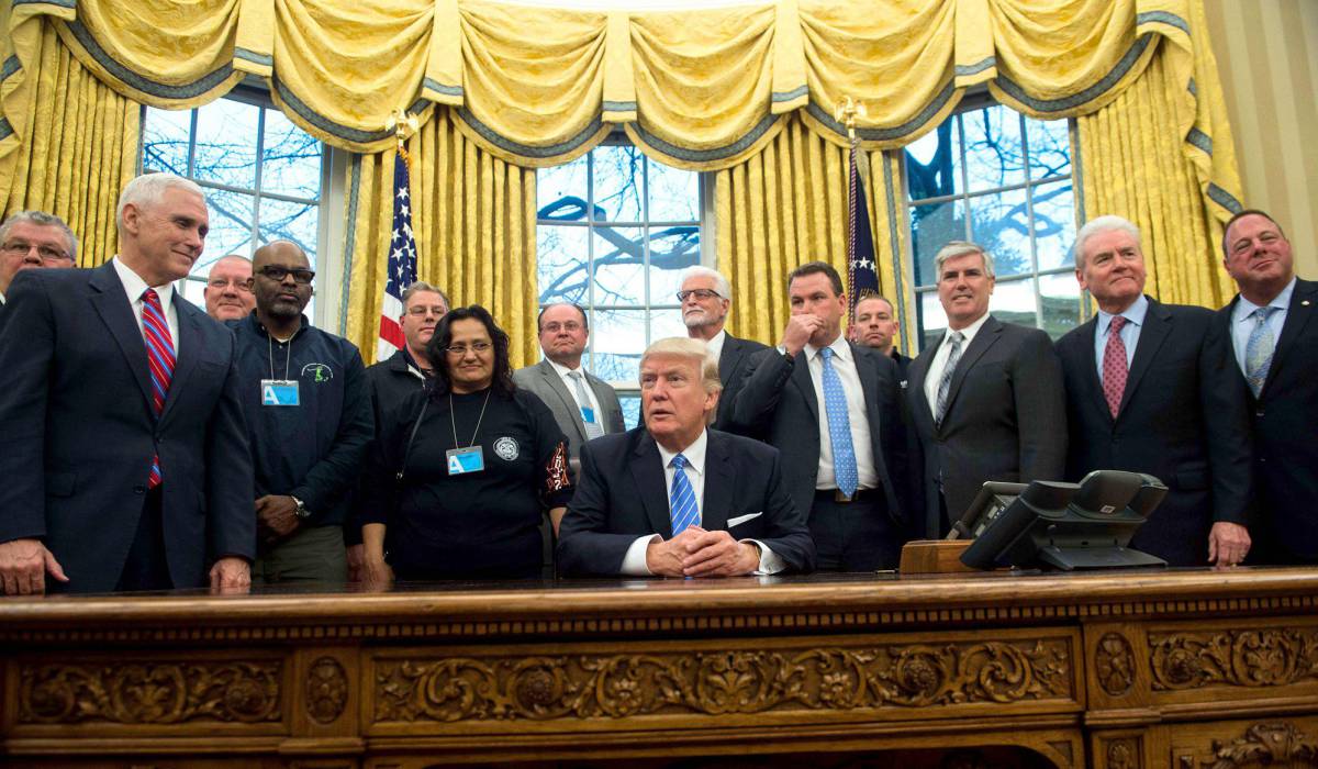 Trump y Pence (primero por la izquierda), junto a miembros de la asociación American Labor.