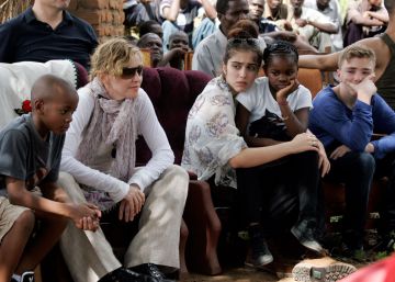 Madonna, junto a sus cuatro hijos, durante una visita de la familia a Malaui en 2013. Madonna, junto a sus cuatro hijos, durante una visita de la familia a Malaui en 2013.