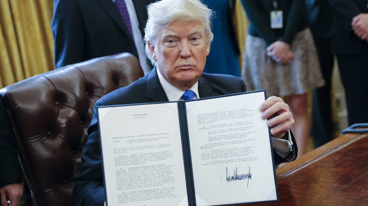 El presidente de EE UU, Donald Trump, muestra la firma de dos órdenes ejecutivas el martes.