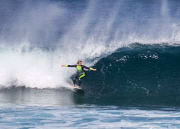 Las mejores 'surfers' de Galicia siempre se quedan las peores olas Las mejores 'surfers' de Galicia siempre se quedan las peores olas