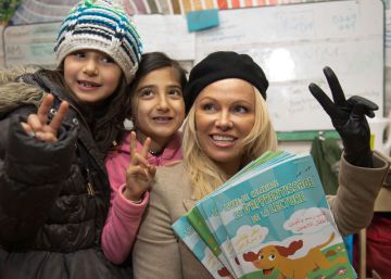Pamela Anderson, junto a dos niñas en el campo de refugiados en Francia. Pamela Anderson, junto a dos niñas en el campo de refugiados en Francia.