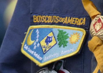Un miembro de los Scouts de América con sus insignias.
