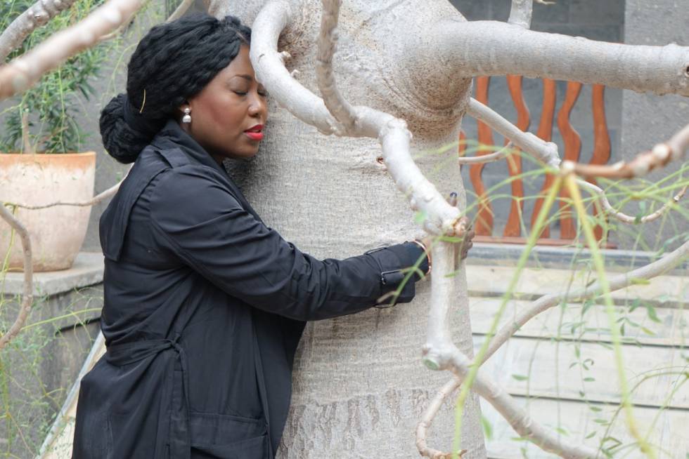 Michèle Magema, abrazada a la moringa del patio de Casa África.