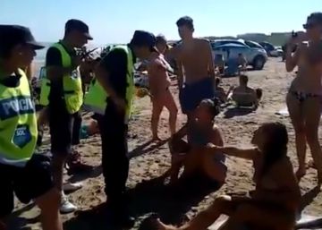 Escándalo en Argentina: 20 policías expulsan a tres mujeres por hacer ‘topless’ en una playa