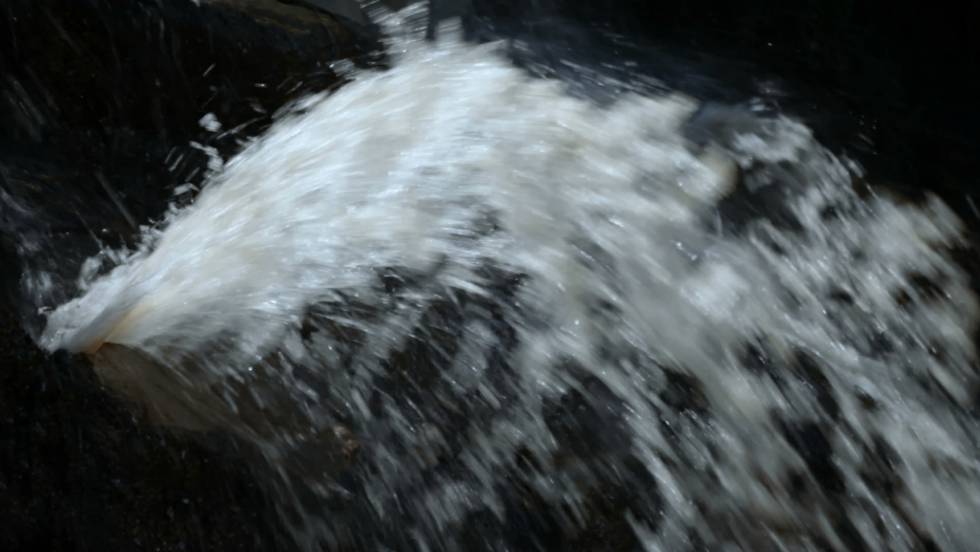 Agua de un río en Ruanda, en un fotograma de la película 'L'eau sacrée'.