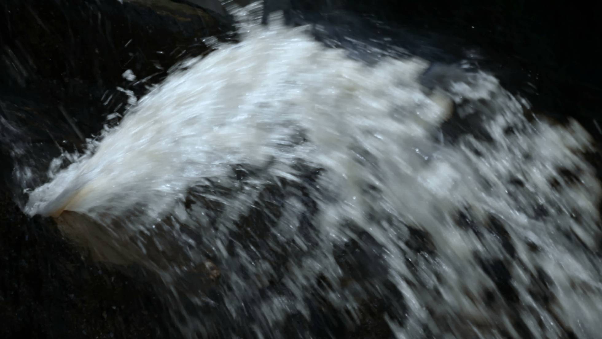 Agua de un río en Ruanda, en un fotograma de la película 'L'eau sacrée'. Agua de un río en Ruanda, en un fotograma de la película 'L'eau sacrée'.
