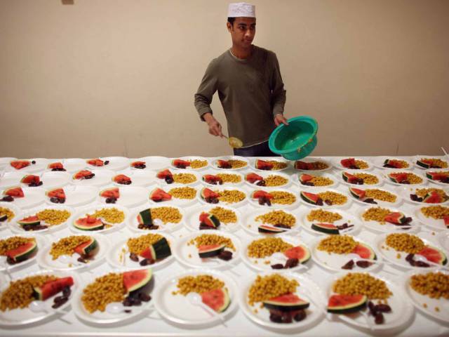 Un cocinero en Londres prepara platos de ramadán, un tipo de ayuno. Un cocinero en Londres prepara platos de ramadán, un tipo de ayuno.