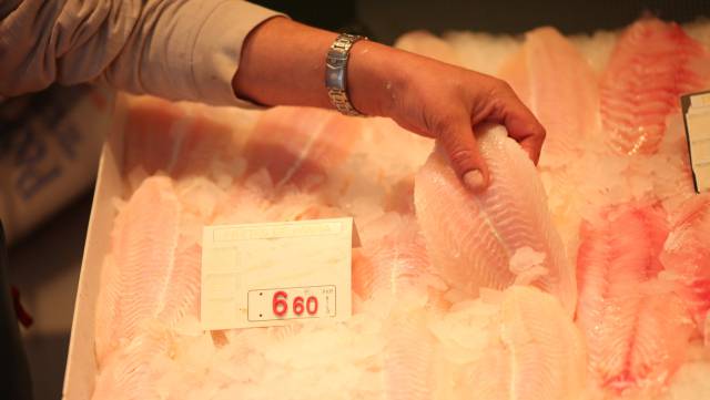 Filetes de panga en un supermercado.