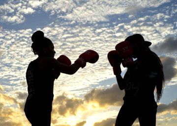 Las boxeadoras cubanas luchan fuera del ring