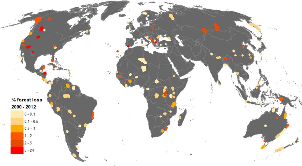 El mapa muestra todos los lugares Patrimonio Natural de la Humanidad estudiados. En rojo, los que más masa forestal han perdido desde 2000.