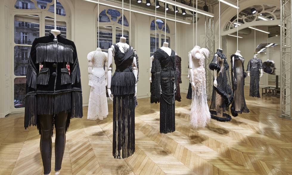 Diseños de Riccardo Tisci para la colección de alta costura primaveraverano 2017 de Givenchy presentadas en la última semana de la alta costura de París.