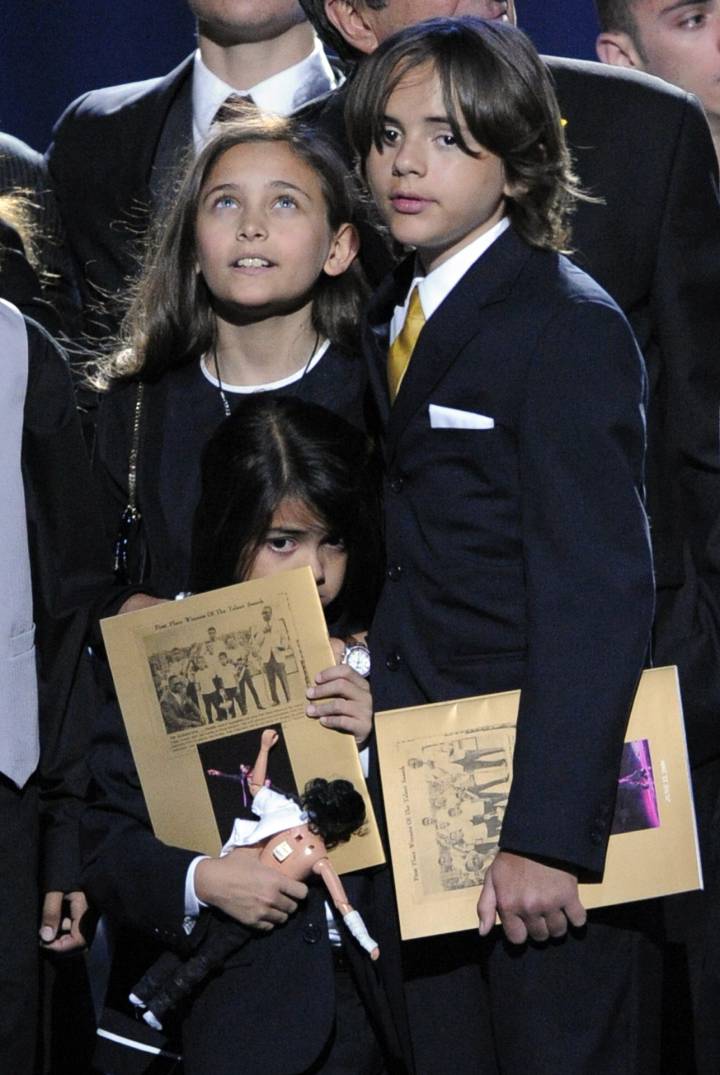 Paris, Michael (a la derecha) y Prince Michael Jackson II (abajo), en el funeral de su padre en julio de 2009. Paris, Michael (a la derecha) y Prince Michael Jackson II (abajo), en el funeral de su padre en julio de 2009.