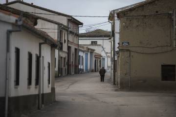 Una persona pasea por el municipio de Alaraz, en Salamanca. Una persona pasea por el municipio de Alaraz, en Salamanca.