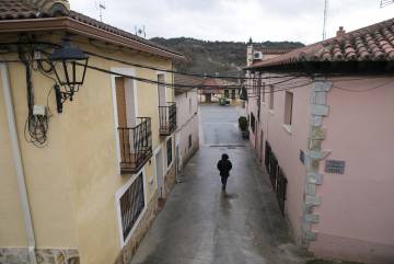 El alcalde de Henche, en Guadalajara, paseando por una de sus calles. El alcalde de Henche, en Guadalajara, paseando por una de sus calles.