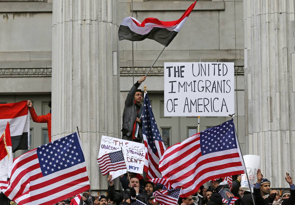 Musulmanes y miembros de la comunidad yemení protestan este jueves en Brooklyn.