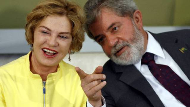 El expresidente Lula da Silva con su esposa, Marisa Letícia, en 2007.