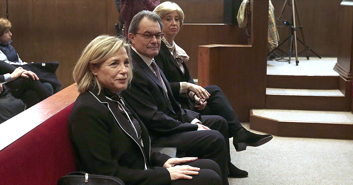 Artur Mas, Joana Ortega e Irene Rigau, en la sala donde serán juzgados.