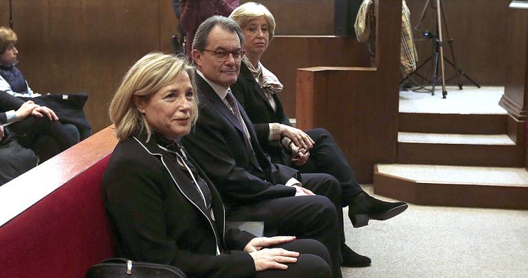 Artur Mas, Joana Ortega e Irene Rigau, en la sala donde serán juzgados. Artur Mas, Joana Ortega e Irene Rigau, en la sala donde serán juzgados.