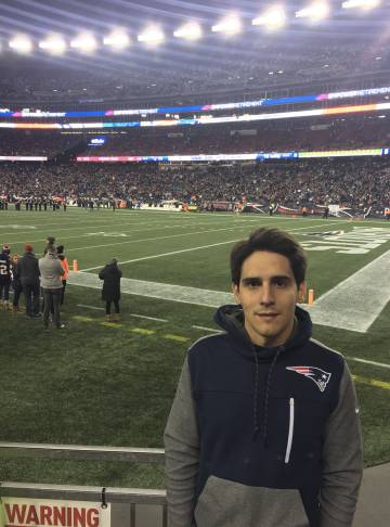 Toni Paños en el partido contra los Seahawks en noviembre de 2016. Toni Paños en el partido contra los Seahawks en noviembre de 2016.