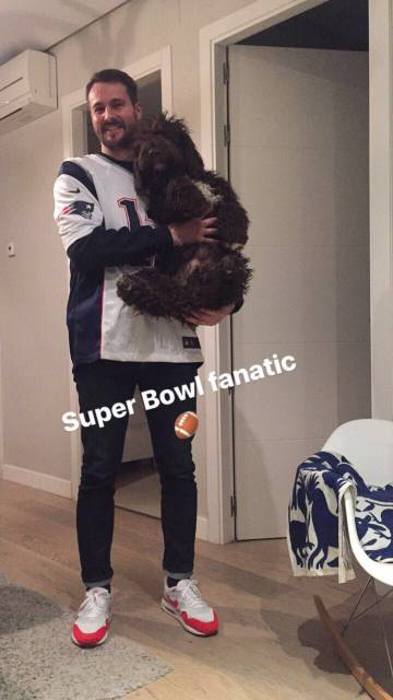Álvaro y su perro preparándose para la Super Bowl. Álvaro y su perro preparándose para la Super Bowl.