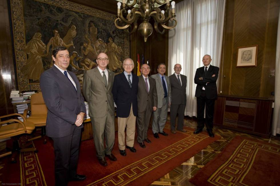 El presidente del CSIC (el mayor organismo público de investigación español) Emilio Lora Tamayo, tercero por la derecha, con expresidentes